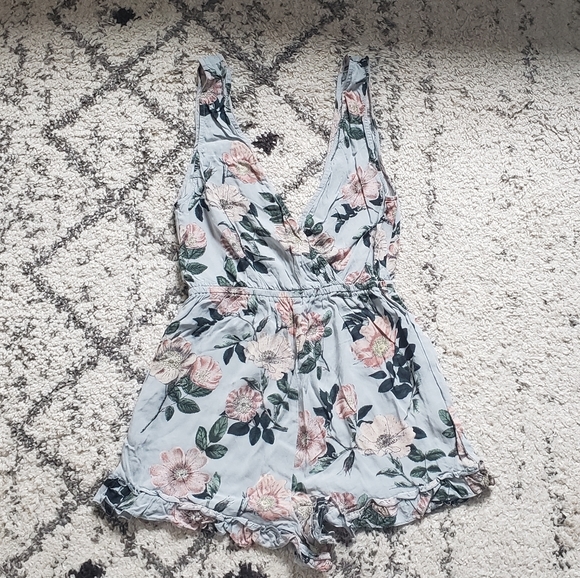 Light blue floral romper - Picture 1 of 3